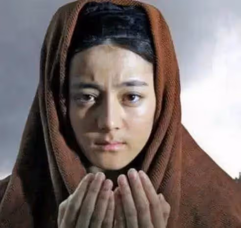 都說楊冪演不了「窮人」,本來不相信,乞丐裝造型曝光後,網友:是真的像