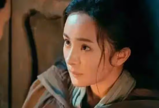都說楊冪演不了「窮人」,本來不相信,乞丐裝造型曝光後,網友:是真的像