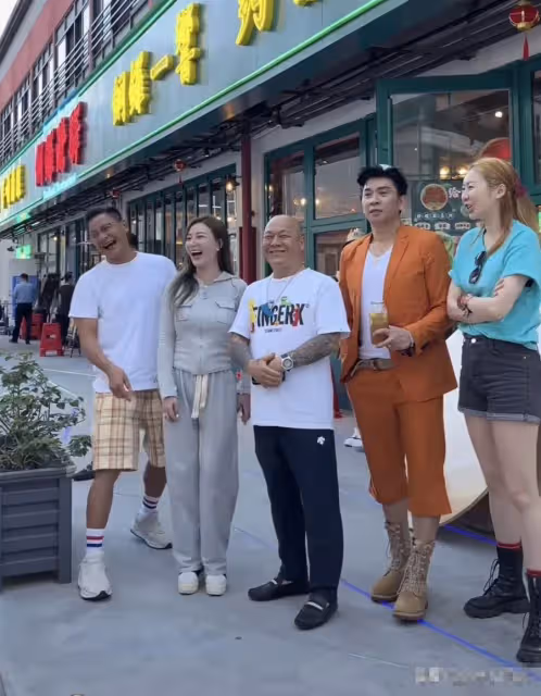 一眾港星齊聚吳志雄餐廳!惠英紅前任仍顯凍齡,萬梓良愛徒開工廠