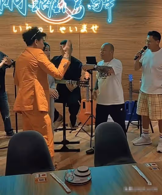 一眾港星齊聚吳志雄餐廳!惠英紅前任仍顯凍齡,萬梓良愛徒開工廠