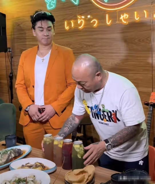 一眾港星齊聚吳志雄餐廳!惠英紅前任仍顯凍齡,萬梓良愛徒開工廠