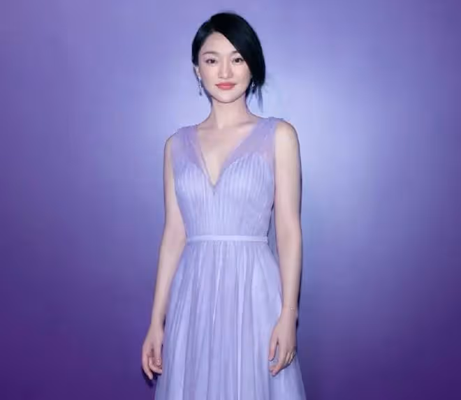 看似艷光四射,實則黑瘦乾癟,這些有「上鏡臉」的女星差別好大