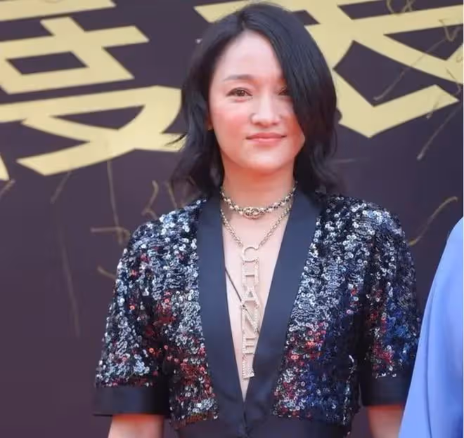 看似艷光四射,實則黑瘦乾癟,這些有「上鏡臉」的女星差別好大