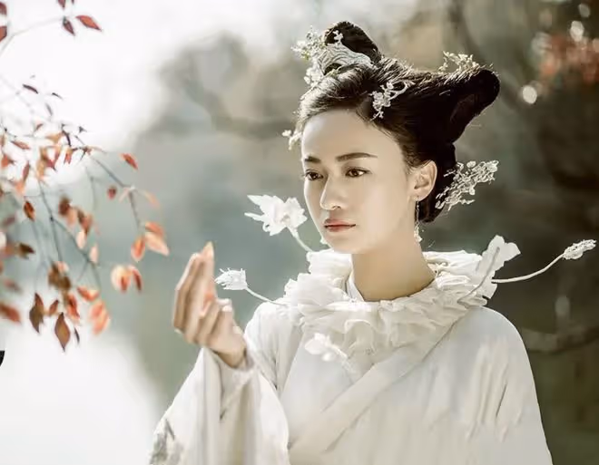 看似艷光四射,實則黑瘦乾癟,這些有「上鏡臉」的女星差別好大