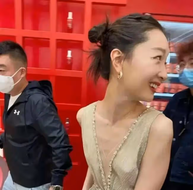 看似艷光四射,實則黑瘦乾癟,這些有「上鏡臉」的女星差別好大
