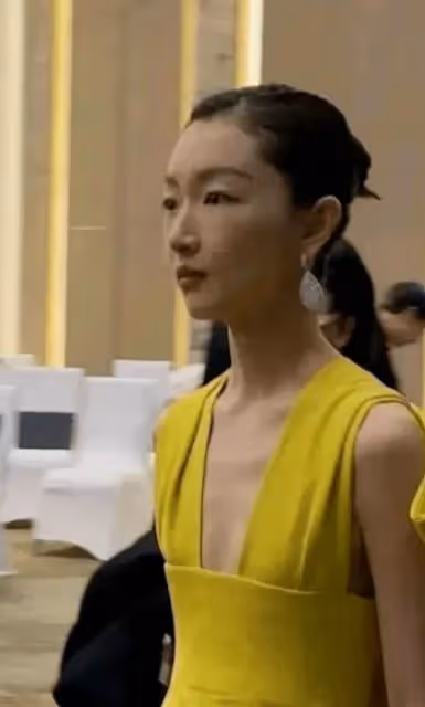 看似艷光四射,實則黑瘦乾癟,這些有「上鏡臉」的女星差別好大
