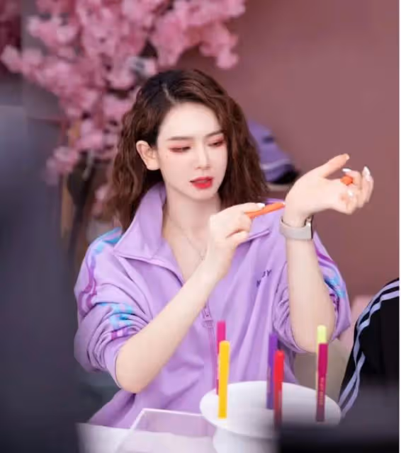 看似艷光四射,實則黑瘦乾癟,這些有「上鏡臉」的女星差別好大