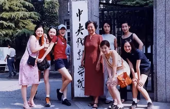 看似艷光四射,實則黑瘦乾癟,這些有「上鏡臉」的女星差別好大