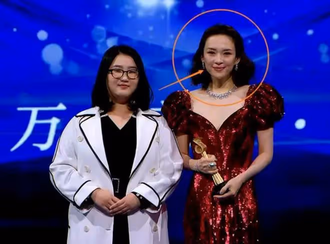 看似艷光四射,實則黑瘦乾癟,這些有「上鏡臉」的女星差別好大