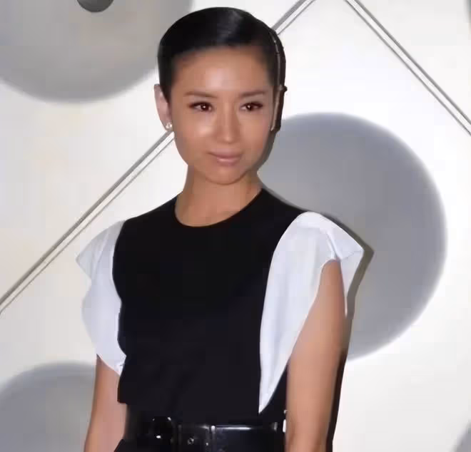 看似艷光四射,實則黑瘦乾癟,這些有「上鏡臉」的女星差別好大