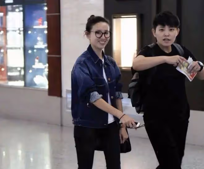 看似艷光四射,實則黑瘦乾癟,這些有「上鏡臉」的女星差別好大