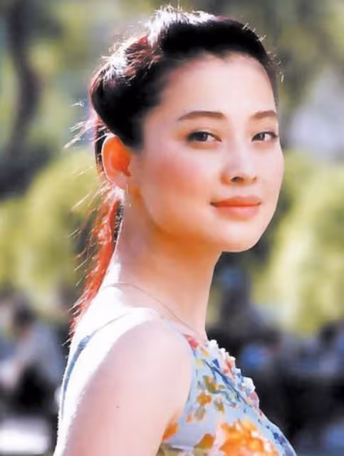 看似艷光四射,實則黑瘦乾癟,這些有「上鏡臉」的女星差別好大