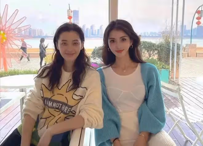 看似艷光四射,實則黑瘦乾癟,這些有「上鏡臉」的女星差別好大