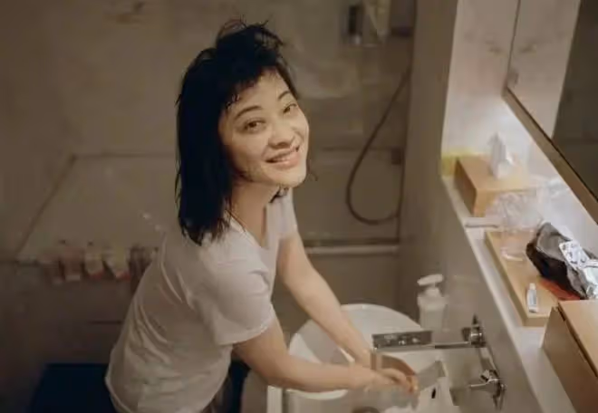 看似艷光四射,實則黑瘦乾癟,這些有「上鏡臉」的女星差別好大