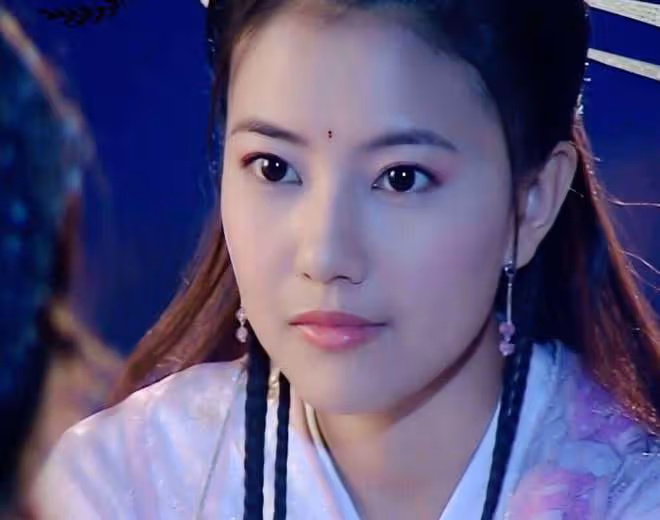 看似艷光四射,實則黑瘦乾癟,這些有「上鏡臉」的女星差別好大