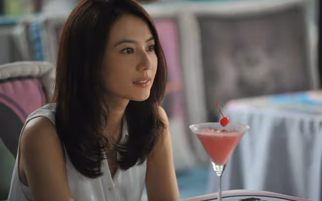看似艷光四射,實則黑瘦乾癟,這些有「上鏡臉」的女星差別好大