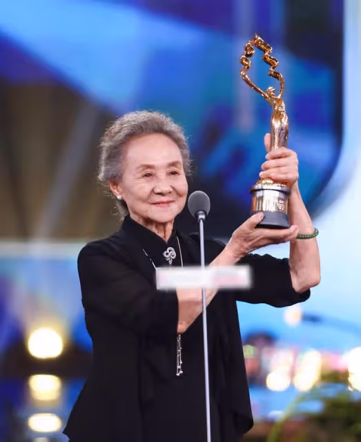 84歲吳彥姝獲天壇獎影后!與人抱頭痛哭,全場起立鼓掌劉曉慶落淚