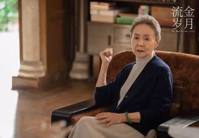 84歲吳彥姝獲天壇獎影后!與人抱頭痛哭,全場起立鼓掌劉曉慶落淚