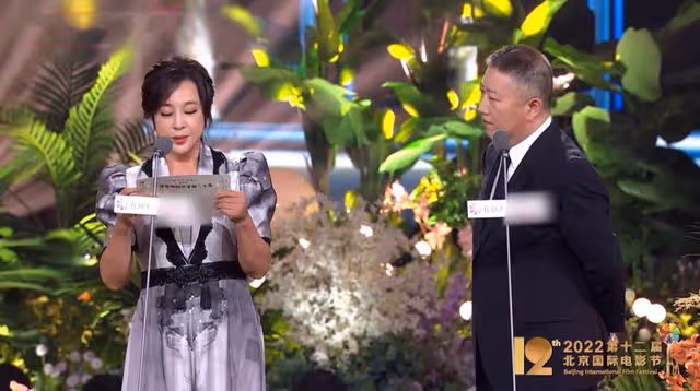 84歲吳彥姝獲天壇獎影后!與人抱頭痛哭,全場起立鼓掌劉曉慶落淚