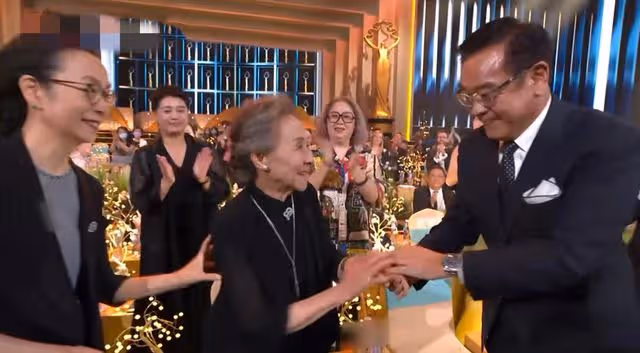84歲吳彥姝獲天壇獎影后!與人抱頭痛哭,全場起立鼓掌劉曉慶落淚