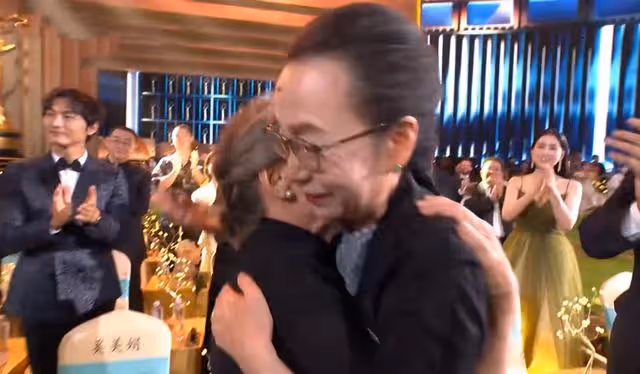 84歲吳彥姝獲天壇獎影后!與人抱頭痛哭,全場起立鼓掌劉曉慶落淚