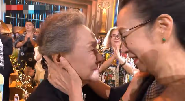 84歲吳彥姝獲天壇獎影后！與人抱頭痛哭，全場起立鼓掌劉曉慶落淚