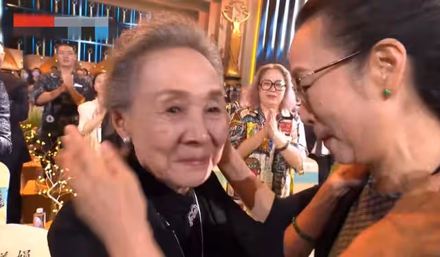 84歲吳彥姝獲天壇獎影后！與人抱頭痛哭，全場起立鼓掌劉曉慶落淚