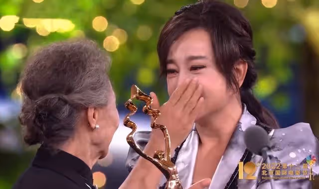 84歲吳彥姝獲天壇獎影后！與人抱頭痛哭，全場起立鼓掌劉曉慶落淚