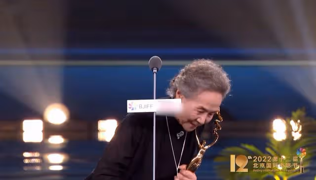 84歲吳彥姝獲天壇獎影后！與人抱頭痛哭，全場起立鼓掌劉曉慶落淚