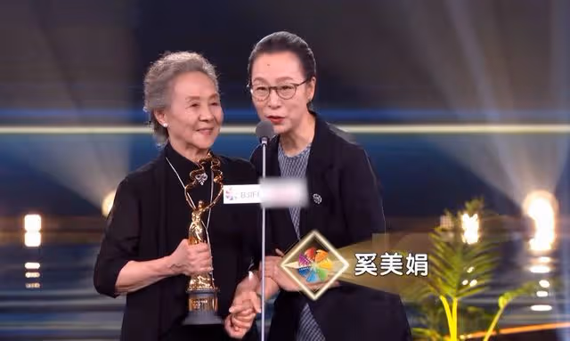 84歲吳彥姝獲天壇獎影后！與人抱頭痛哭，全場起立鼓掌劉曉慶落淚