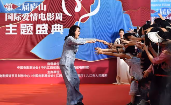 廬山電影周：孫紅雷夫婦秀恩愛，張光北老婆豐腴，胡慧中興奮大叫