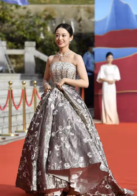 廬山電影周：孫紅雷夫婦秀恩愛，張光北老婆豐腴，胡慧中興奮大叫