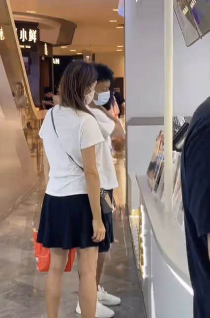 李克勤現身杭州商場,48歲港姐老婆穿短裙秀美腿,無助理保鏢隨行