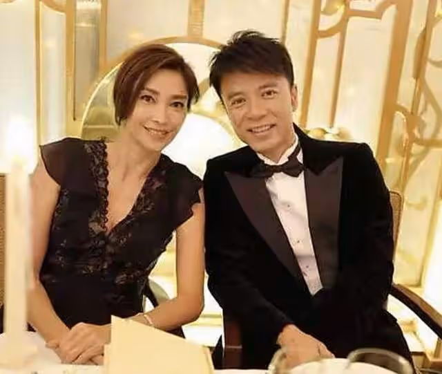李克勤現身杭州商場,48歲港姐老婆穿短裙秀美腿,無助理保鏢隨行