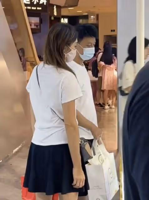 李克勤現身杭州商場,48歲港姐老婆穿短裙秀美腿,無助理保鏢隨行