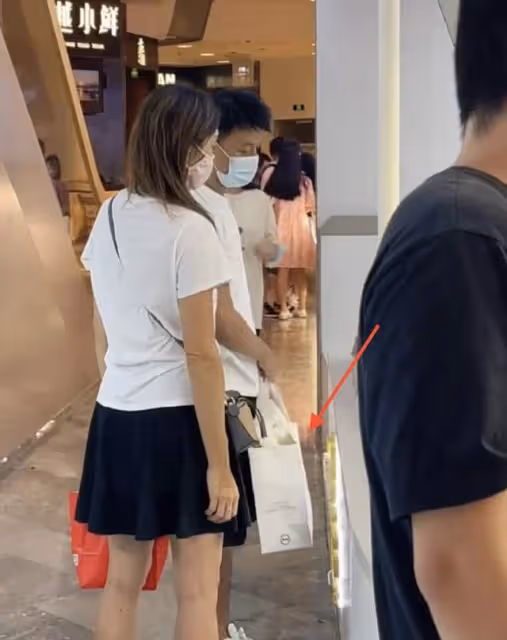 李克勤現身杭州商場,48歲港姐老婆穿短裙秀美腿,無助理保鏢隨行