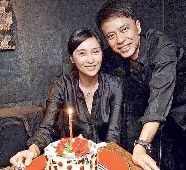 李克勤現身杭州商場,48歲港姐老婆穿短裙秀美腿,無助理保鏢隨行