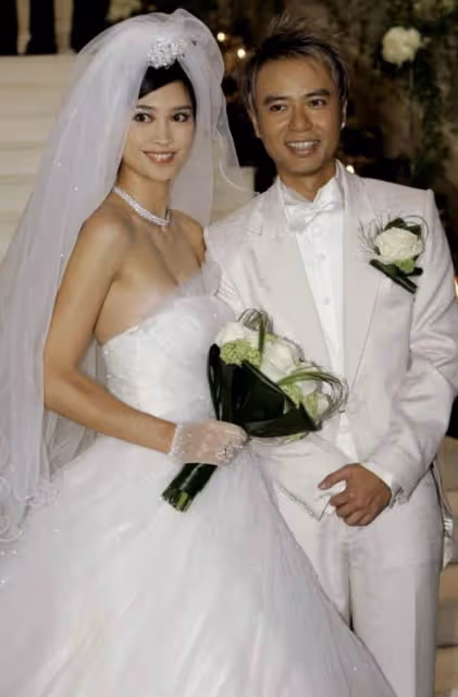 李克勤現身杭州商場,48歲港姐老婆穿短裙秀美腿,無助理保鏢隨行