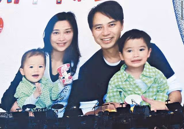 李克勤現身杭州商場,48歲港姐老婆穿短裙秀美腿,無助理保鏢隨行