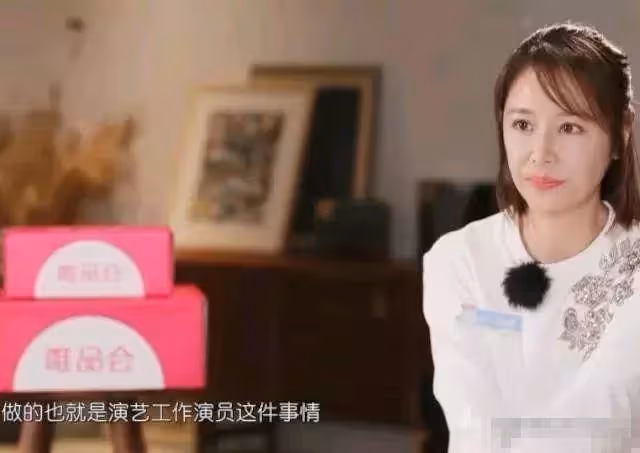 林心如節目中罕見卸妝!素顏出鏡和張翰聊天,模樣清純皮膚白皙緊致,網友:這才是40多歲的樣子