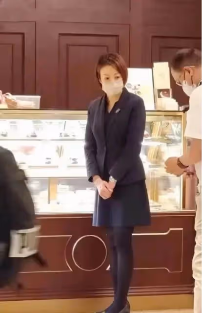 45歲香港小姐被曝轉行，在蛋糕店做服務員，網友：自食其力不丟人