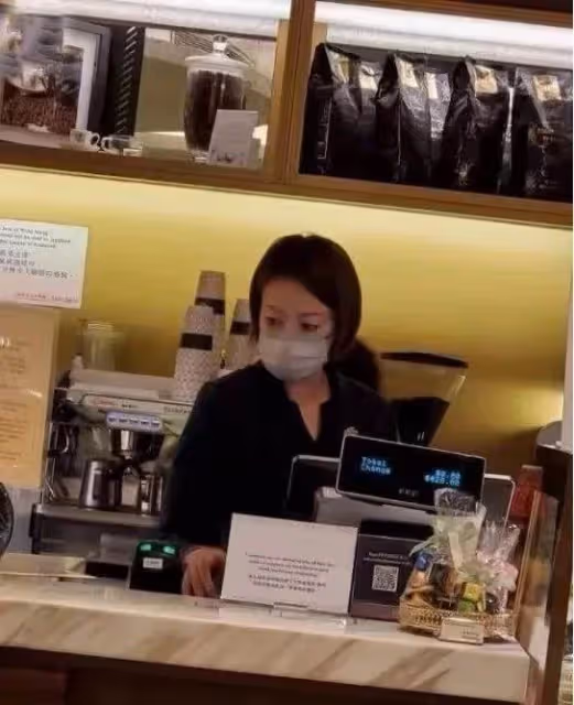 45歲香港小姐被曝轉行，在蛋糕店做服務員，網友：自食其力不丟人
