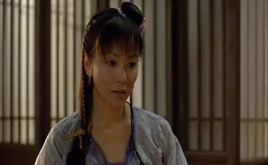 45歲香港小姐被曝轉行，在蛋糕店做服務員，網友：自食其力不丟人
