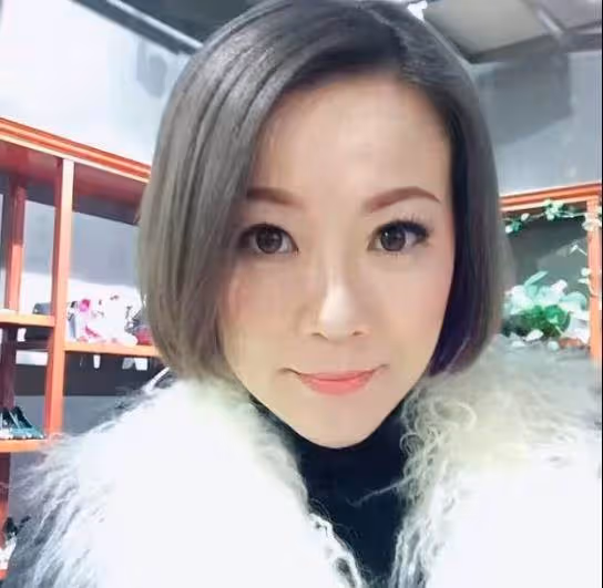 45歲香港小姐被曝轉行，在蛋糕店做服務員，網友：自食其力不丟人
