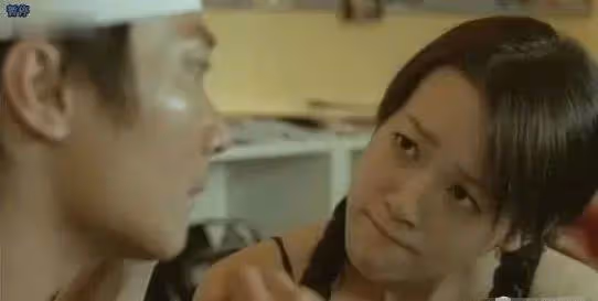 45歲香港小姐被曝轉行，在蛋糕店做服務員，網友：自食其力不丟人
