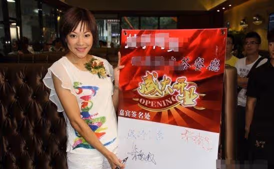45歲香港小姐被曝轉行，在蛋糕店做服務員，網友：自食其力不丟人