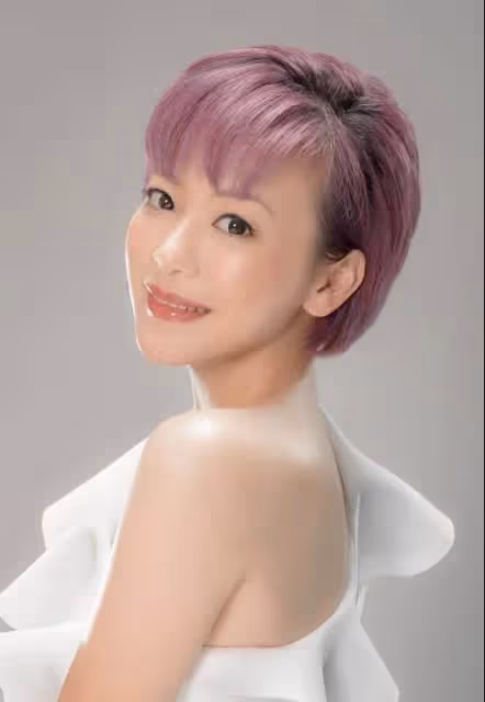 45歲香港小姐被曝轉行，在蛋糕店做服務員，網友：自食其力不丟人