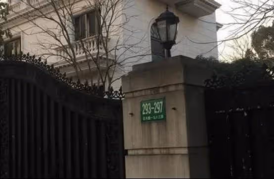 參觀李連杰上海的豪宅，花園變成菜地，陽台還掛著拖把，太荒涼了