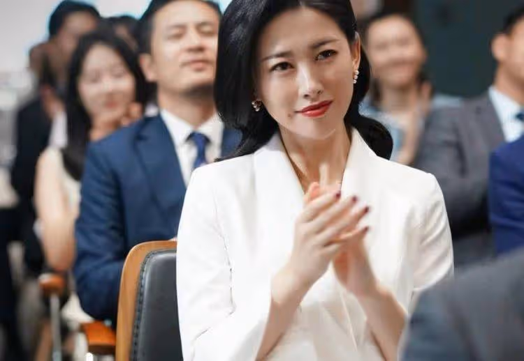 她才是《天龍八部》隱藏美人,8年入選全球百美,37歲秒殺年輕演員