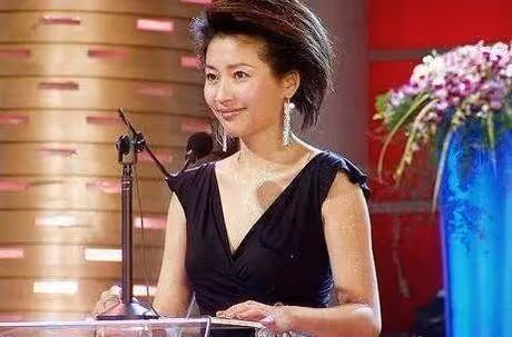 她曾是比董卿還紅的美女主持人,離婚後再嫁豪門,今膝下無子成遺憾